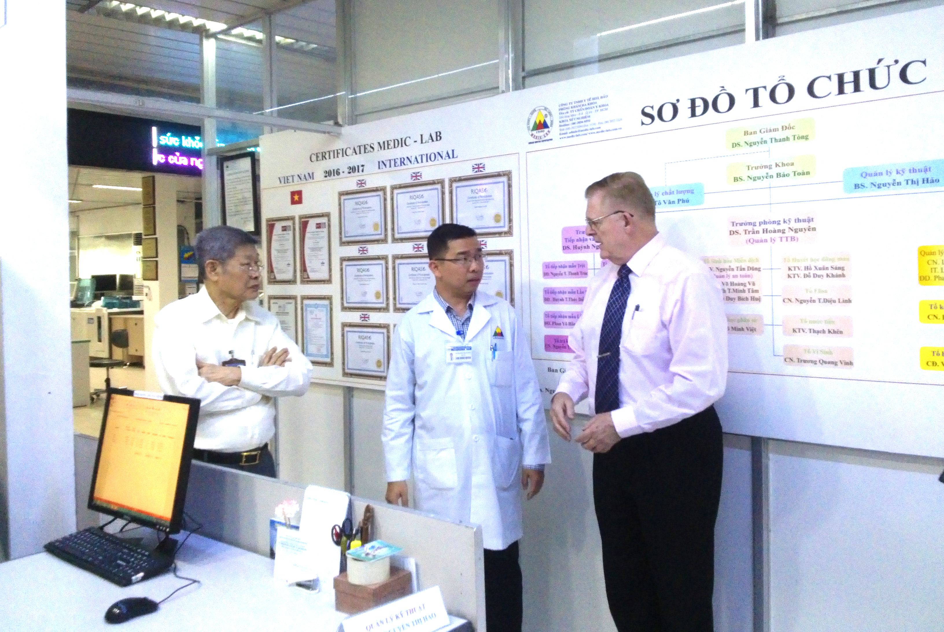 Mr. Wilfred M. Lovelock nhân viên lãnh sự quán Mỹ đến tham quan Medic - Lab